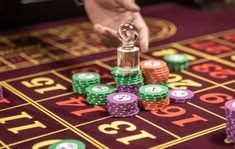 Lunarspins Casino casino presented on mobile device in Pakistan with slots and live games